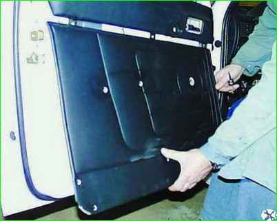 Снятие обивки двери