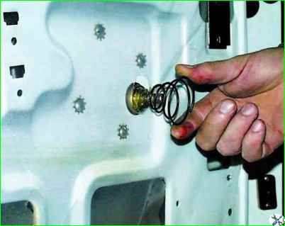 Снятие обивки двери