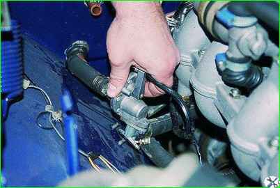 Снятие радиатора отопителя