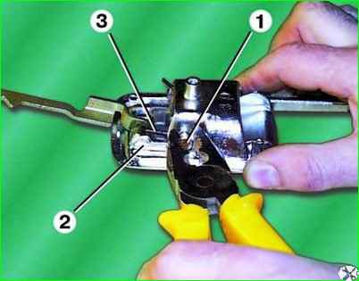 Разборка наружной ручки двери
