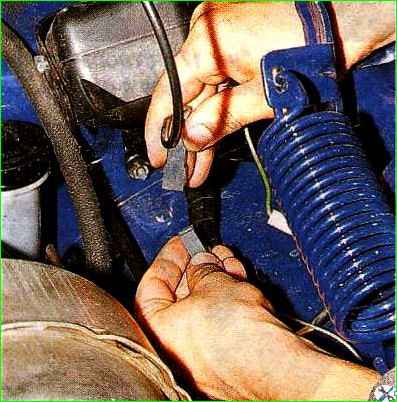 Снятие капота автомобиля