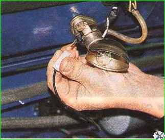 Снятие капота автомобиля