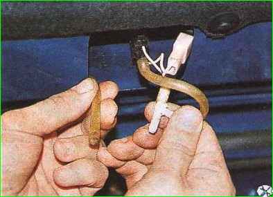 Снятие капота автомобиля