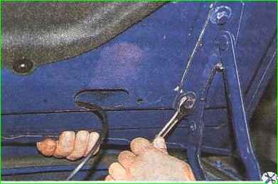 Снятие капота автомобиля