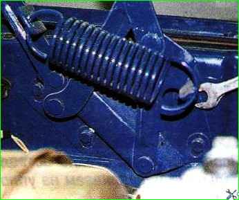 Снятие капота автомобиля