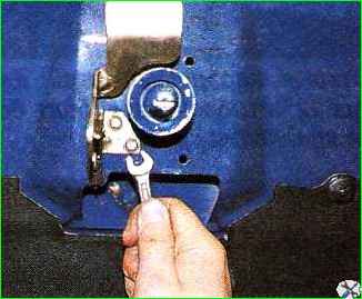 Снятие замка капота