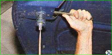 Снятие замка капота