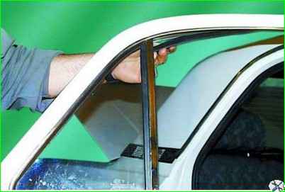 Снятие неподвижного стекла двери