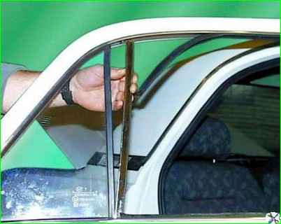 Снятие неподвижного стекла двери