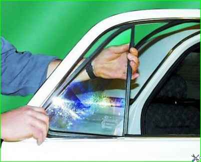 Снятие неподвижного стекла двери