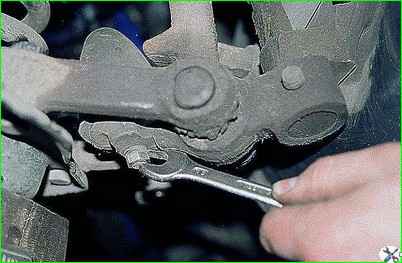 Снятие рычагов и замена резиновых втулок