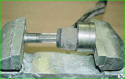 Снятие рычагов и замена резиновых втулок