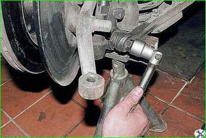 Снятие рычагов и замена резиновых втулок