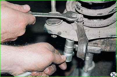 Снятие рычагов и замена резиновых втулок