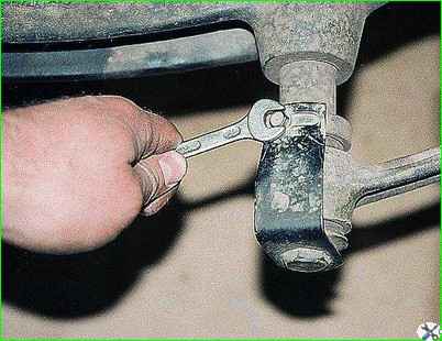 Снятие рычагов и замена резиновых втулок