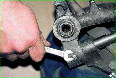 Замена шкворня подвески