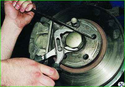 Регулювання підшипників маточини колеса