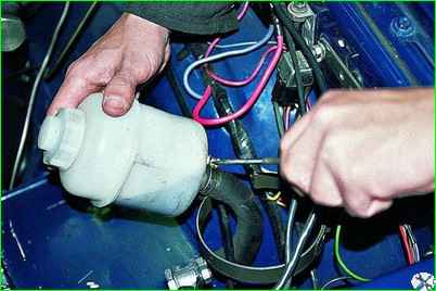 Заміна олії гідропідсилювача керма