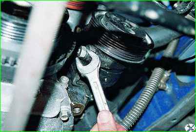 Entfernen der Servolenkungspumpe