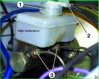 Снятие главного цилиндра тормозов