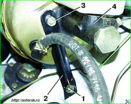 Снятие главного цилиндра тормозов