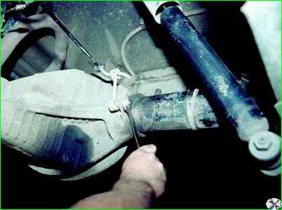 Снятие регулятора давления тормозов