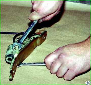 Снятие регулятора давления тормозов