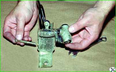 Снятие регулятора давления тормозов