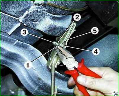 Снятие и установка рычага стояночного тормоза