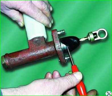 Разборка главного цилиндра сцепления