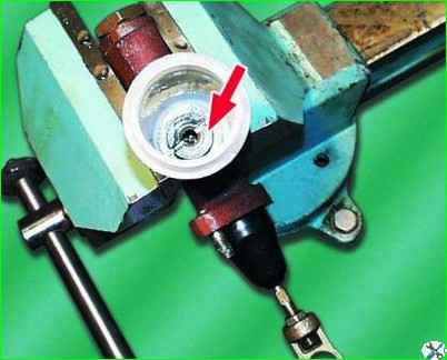 Разборка главного цилиндра сцепления