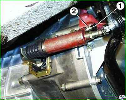 Снятие главного цилиндра сцепления