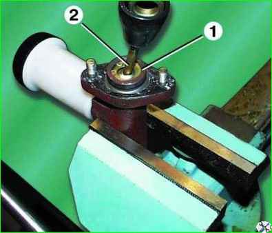 Разборка главного цилиндра сцепления