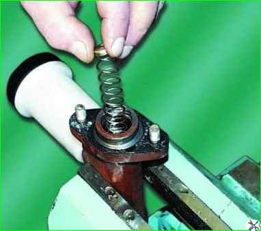 Разборка главного цилиндра сцепления