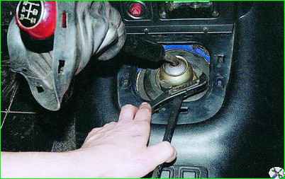 Ауыстыру тұтқасын алу және бөлшектеу