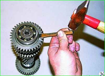 Рдуктордың аралық білігін бөлшектеу және құрастыру