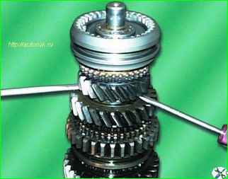 Розбірка та збирання вторинного валу коробки передач