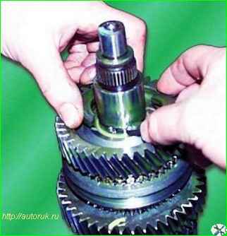 Розбірка та збирання вторинного валу коробки передач