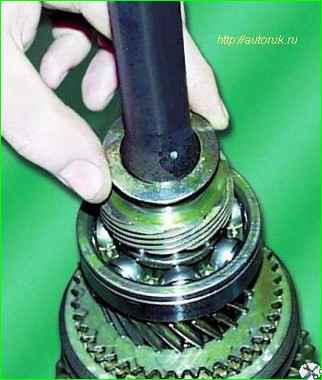 Розбірка та збирання вторинного валу коробки передач