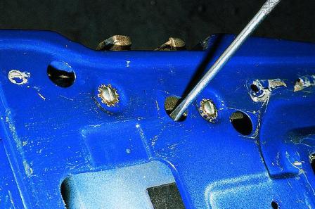 Снятие и установка замка двери ГАЗ-3110