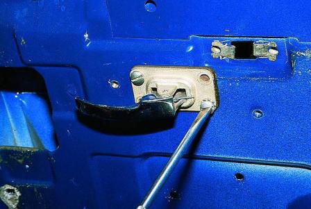 Снятие и установка замка двери ГАЗ-3110