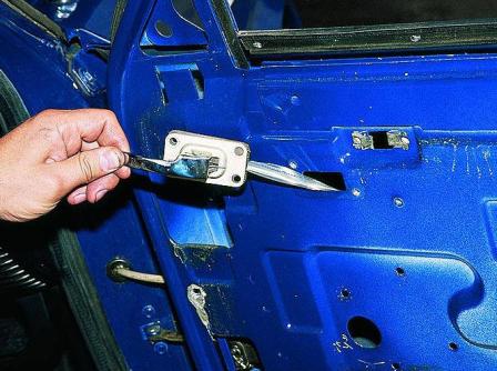Снятие и установка замка двери ГАЗ-3110