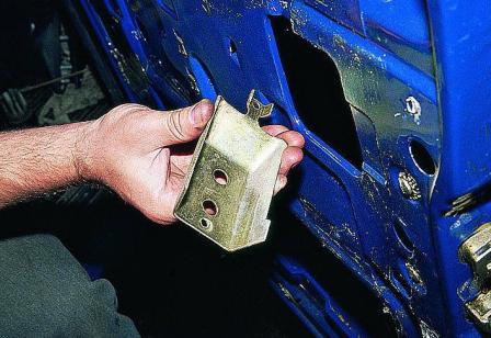 Снятие и установка замка двери ГАЗ-3110