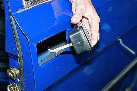 Снятие и установка замка двери ГАЗ-3110