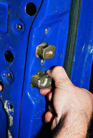 Снятие и установка замка двери ГАЗ-3110