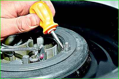 Снятие корпуса воздушного фильтра двигателя ЗМЗ-402