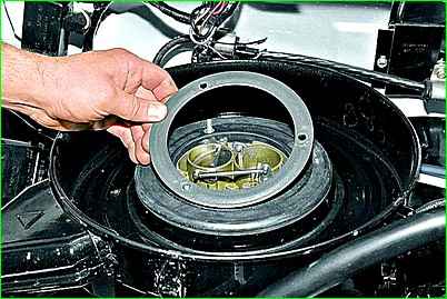 Снятие корпуса воздушного фильтра двигателя ЗМЗ-402