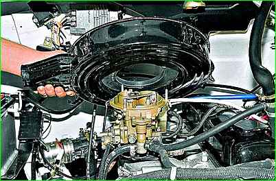 Снятие корпуса воздушного фильтра двигателя ЗМЗ-402