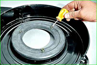 Снятие корпуса воздушного фильтра двигателя ЗМЗ-402