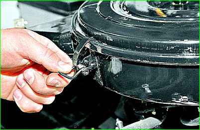 Замена воздушного фильтра двигателя ЗМЗ-402